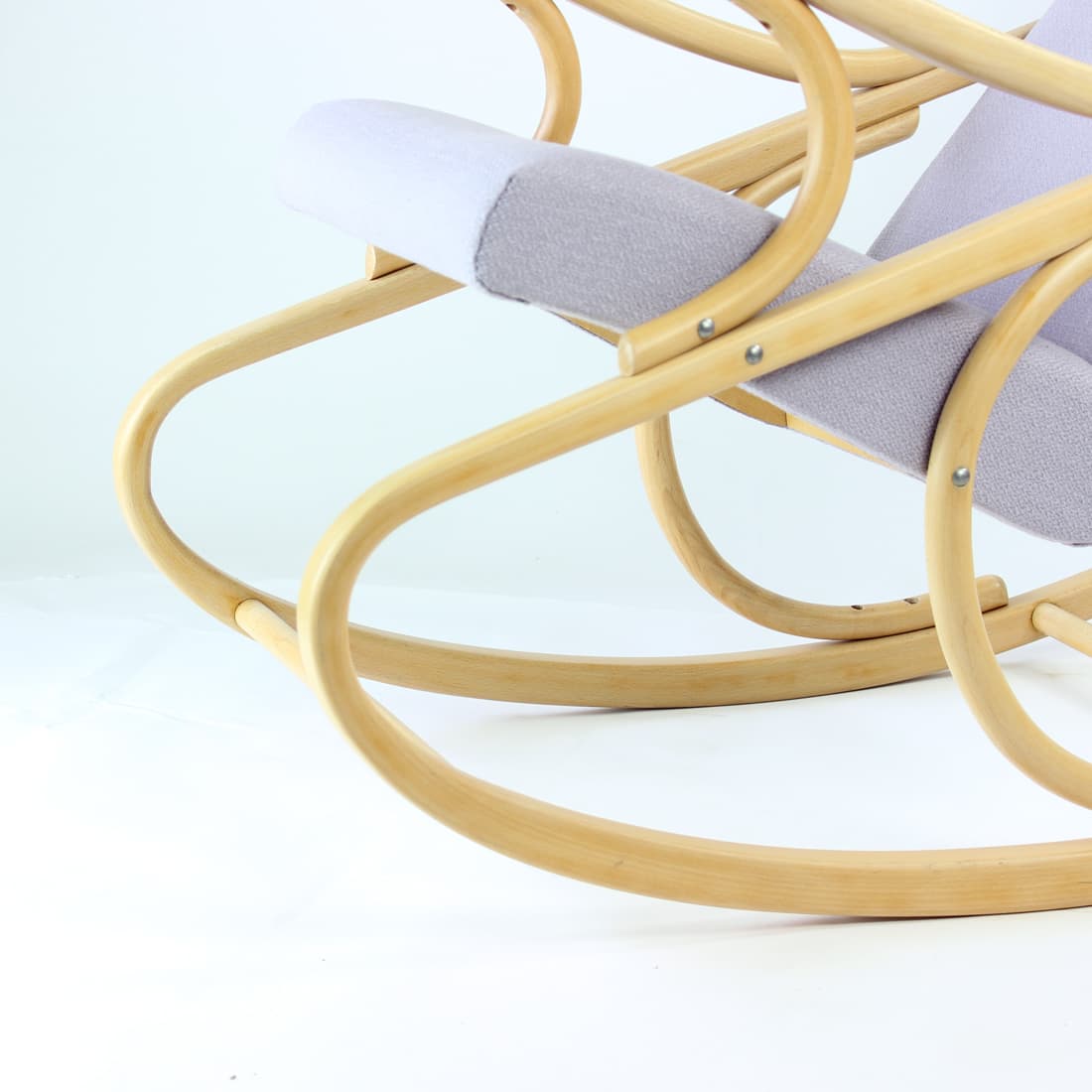 Fotel bujany, dąb blond, tkanina fioletowa, TON, Czechosłowacja, lata 60. - 130009