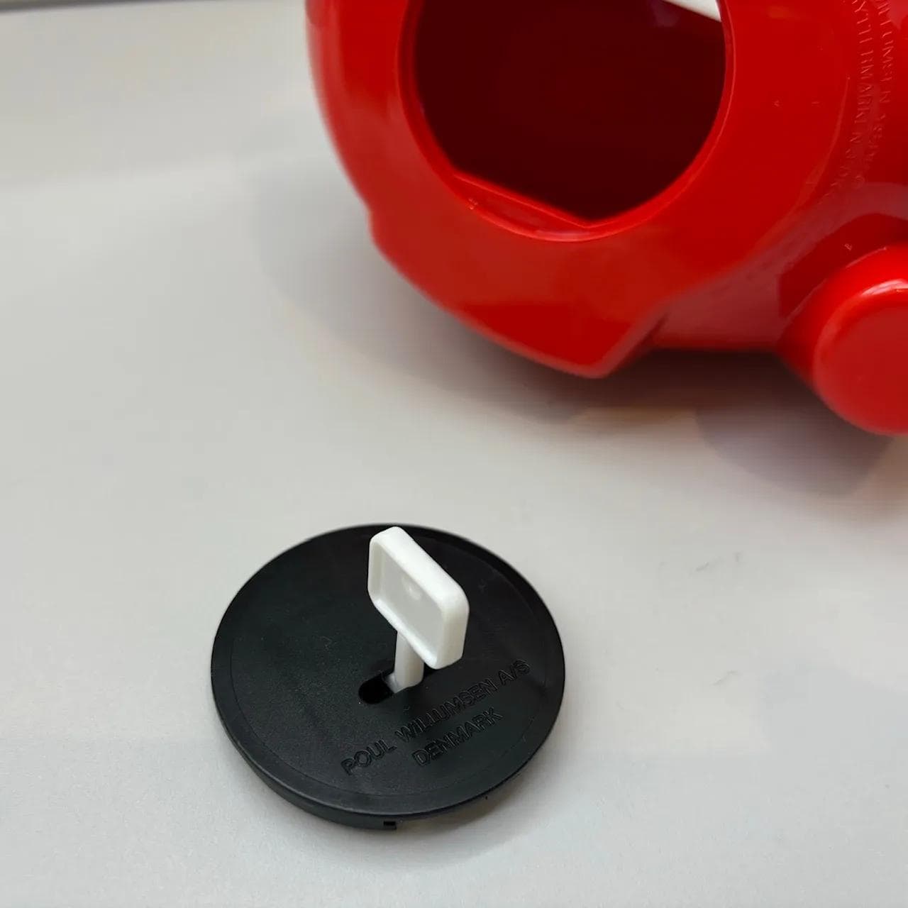 Skarbonka, czerwony, plastik, proj. P. Willumsen, Dania, lata 2000. - 8872