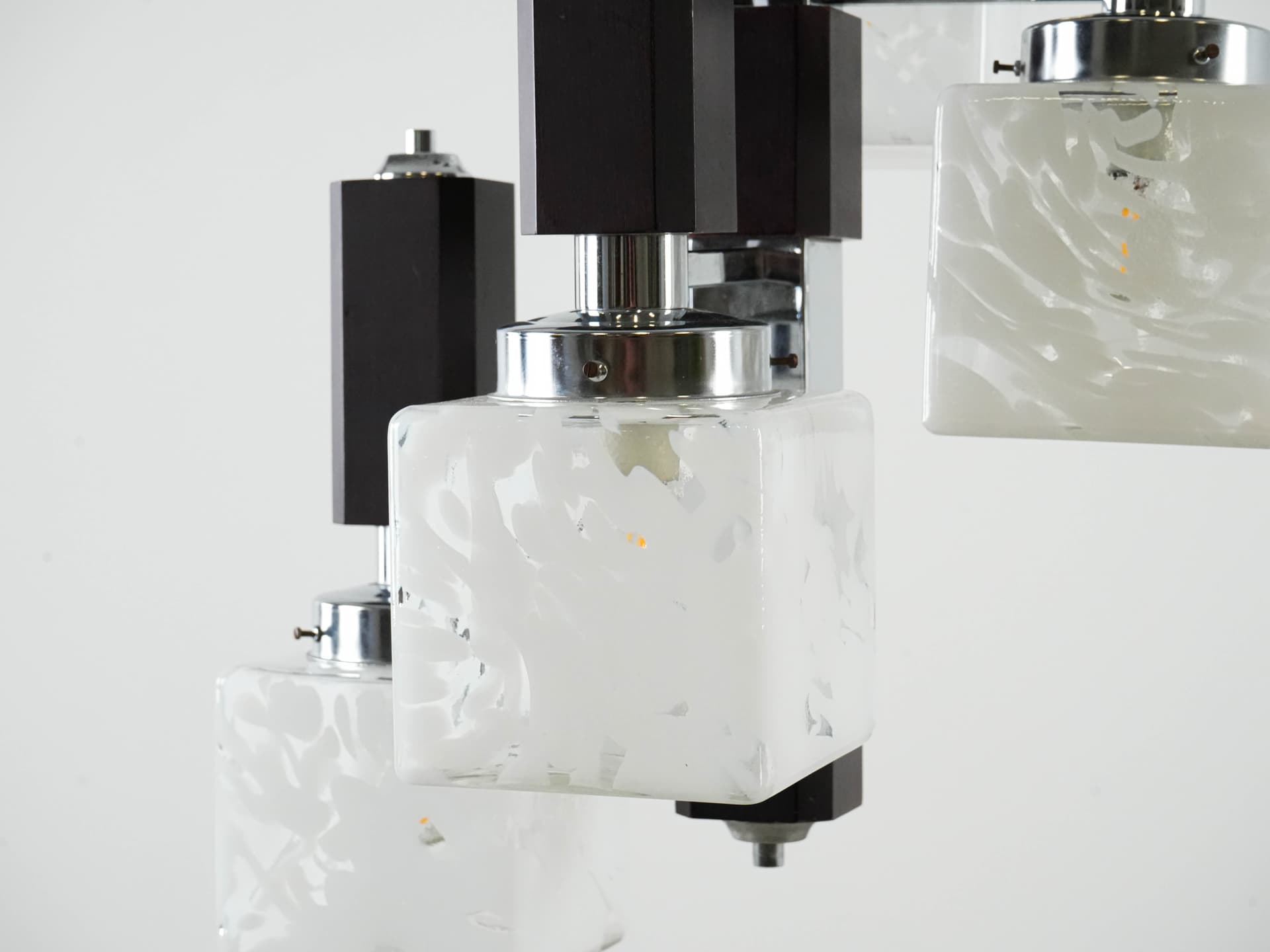 Lampa wisząca, szkło mlecznobiałe, buk ciemnobrązowy, stal chromowana srebrna, Włochy, lata 70. - 130994