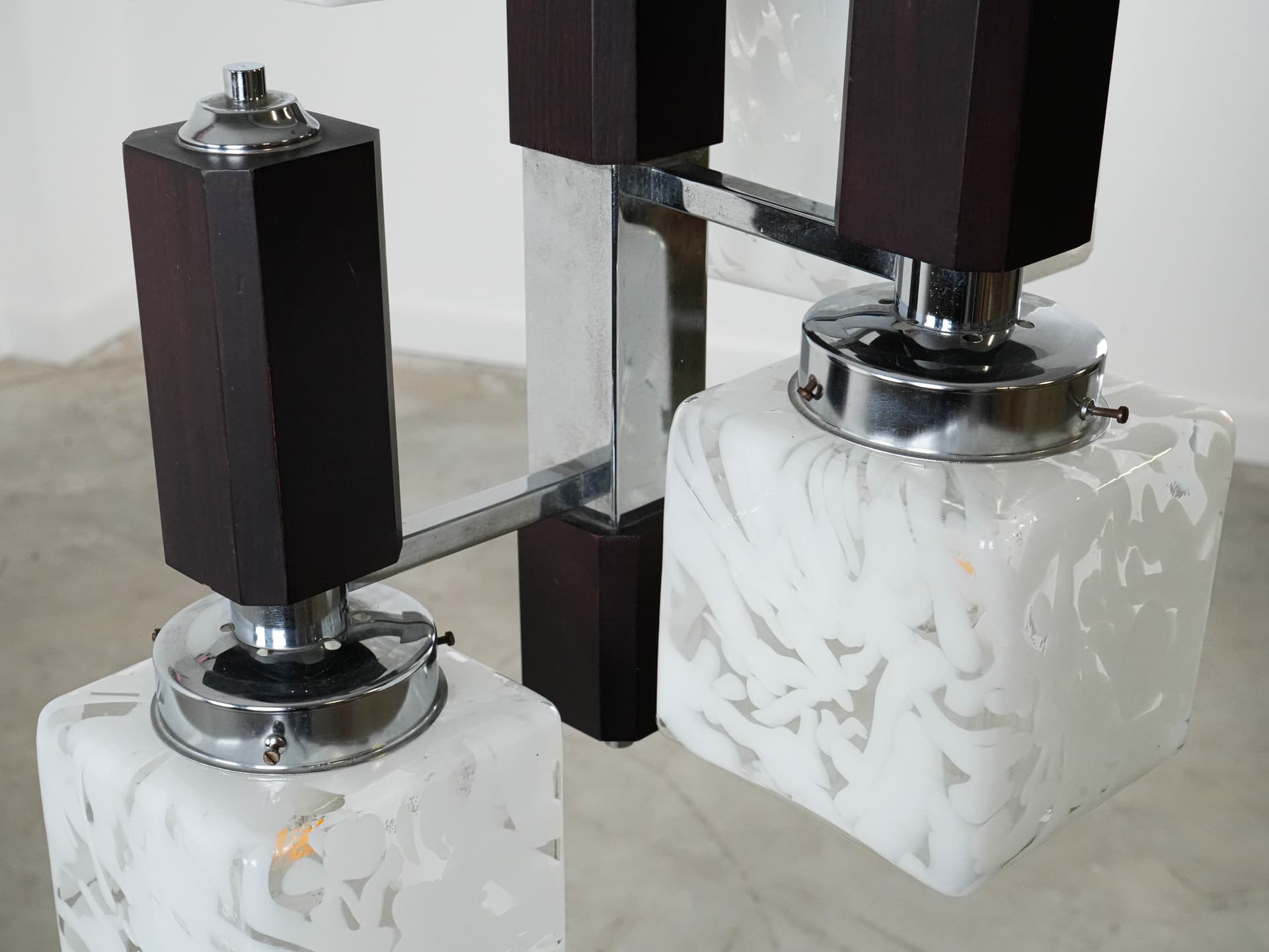 Lampa wisząca, szkło mlecznobiałe, buk ciemnobrązowy, stal chromowana srebrna, Włochy, lata 70. - 130996