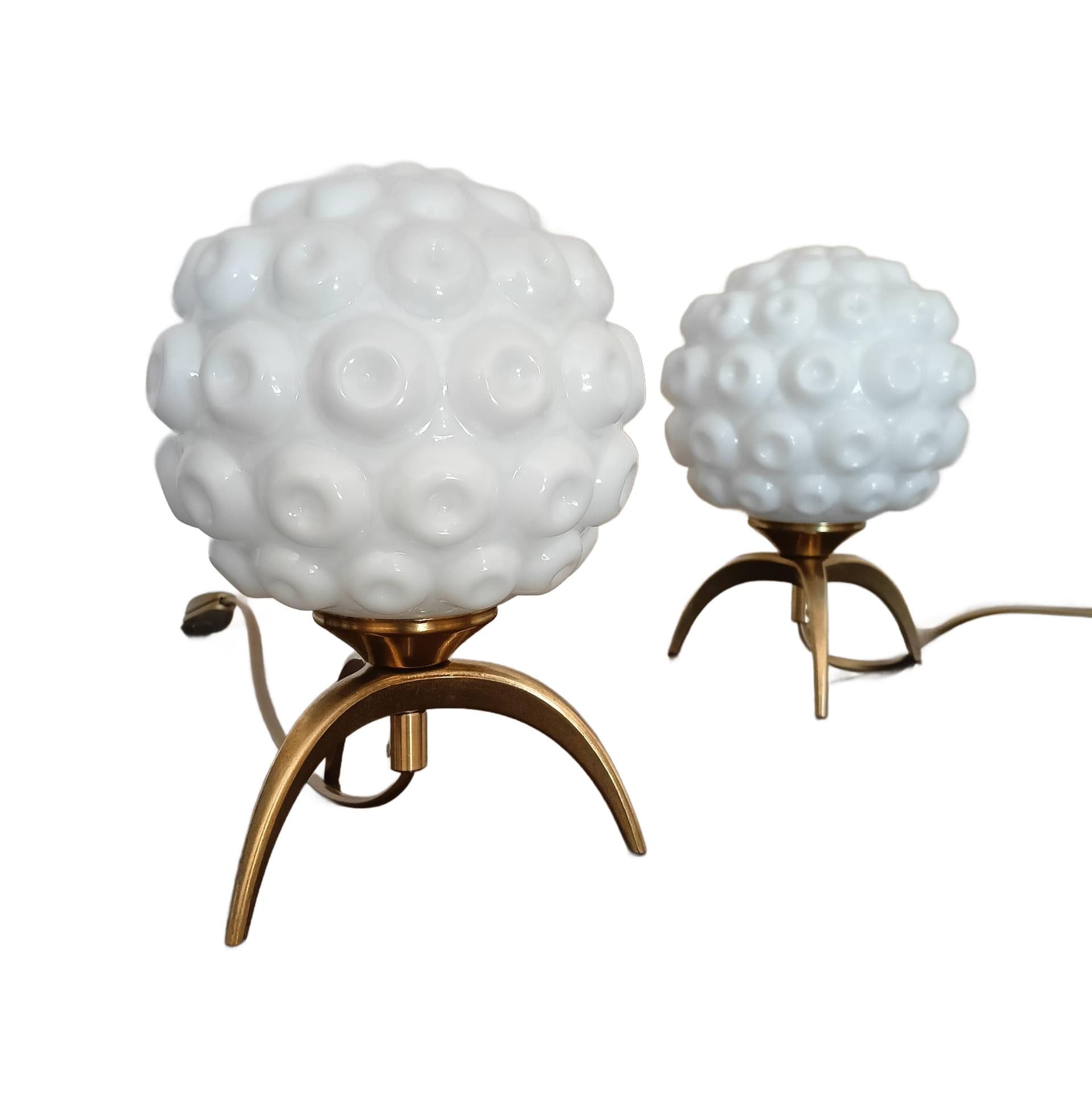 Para lamp stołowych Space Age, szkło mlecznobiałe, mosiądz złoty, Włochy, lata 70.