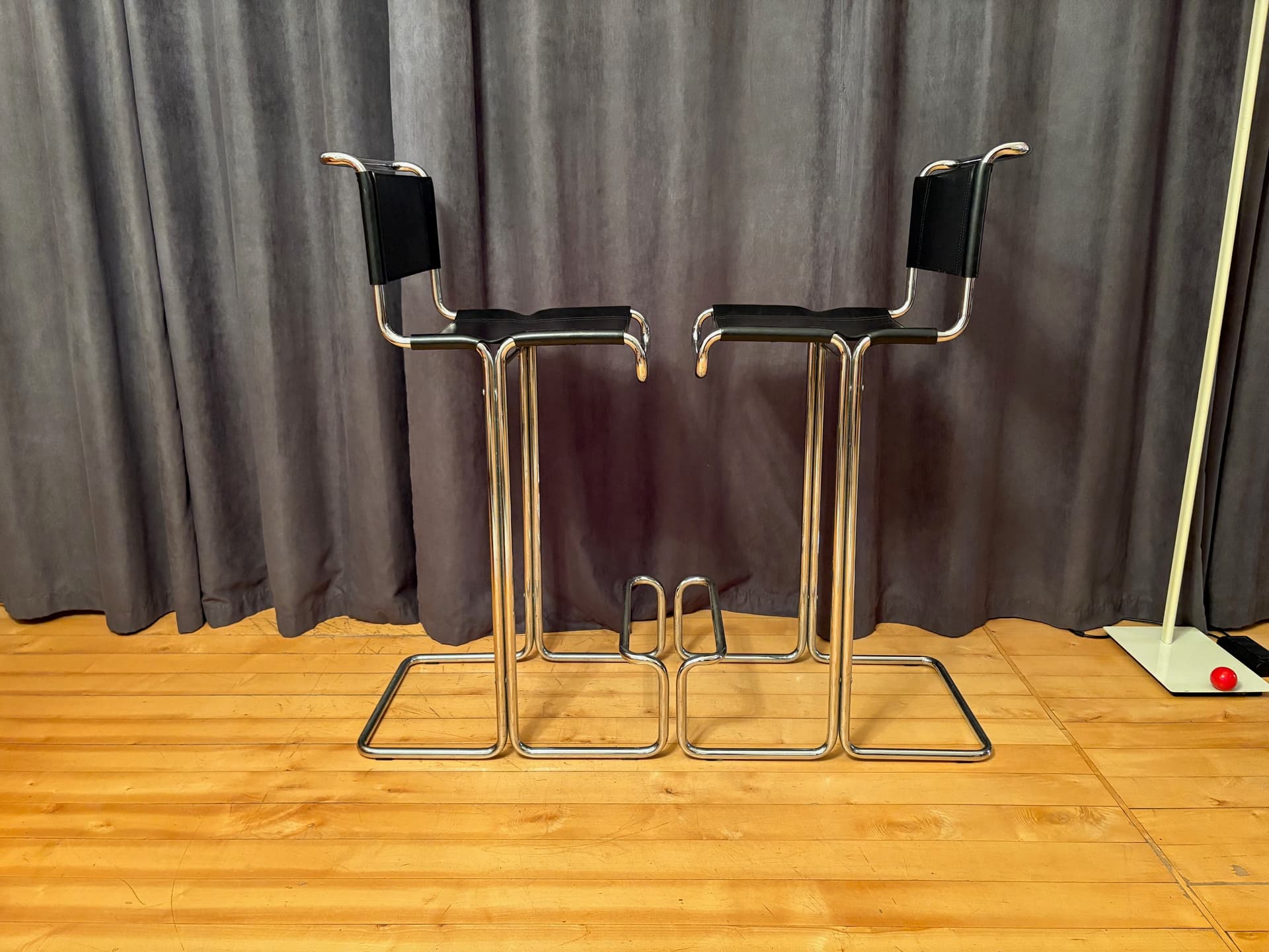 Para krzeseł barowych Linea Veam, skóra naturalna czarna, stal chromowana, Włochy, lata 80. - 131789