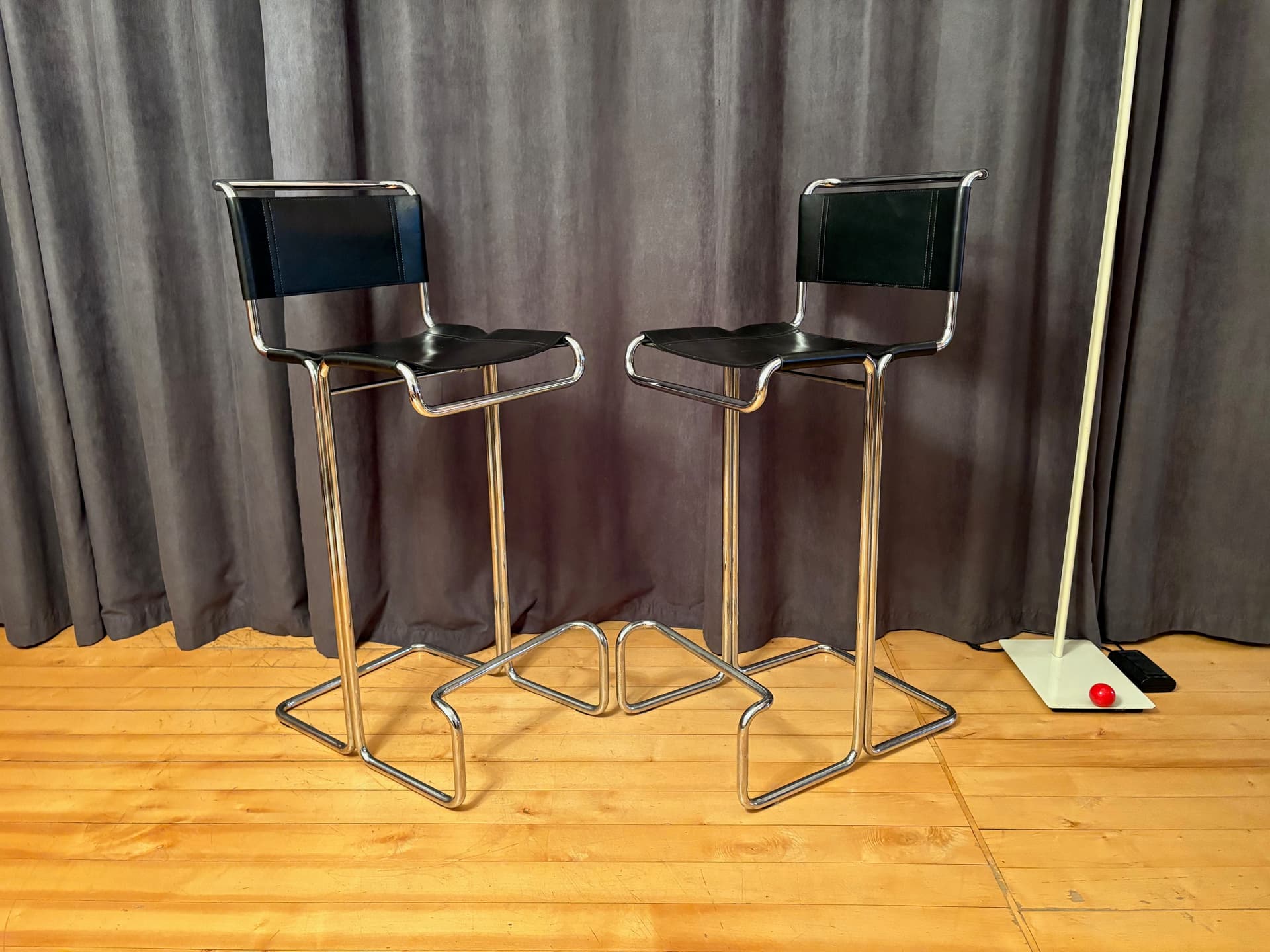 Para krzeseł barowych Linea Veam, skóra naturalna czarna, stal chromowana, Włochy, lata 80. - 131788