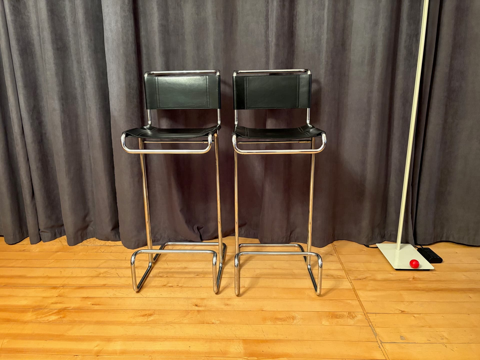 Para krzeseł barowych Linea Veam, skóra naturalna czarna, stal chromowana, Włochy, lata 80. - 131794