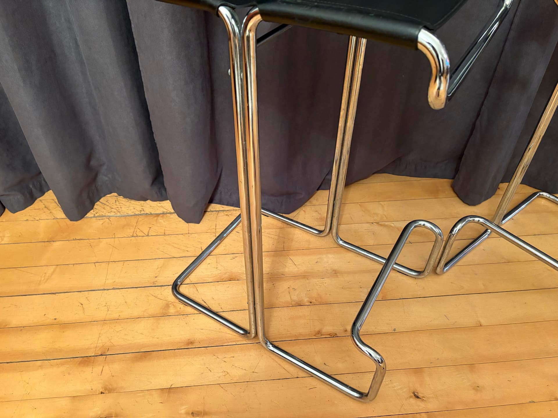 Para krzeseł barowych Linea Veam, skóra naturalna czarna, stal chromowana, Włochy, lata 80. - 131792