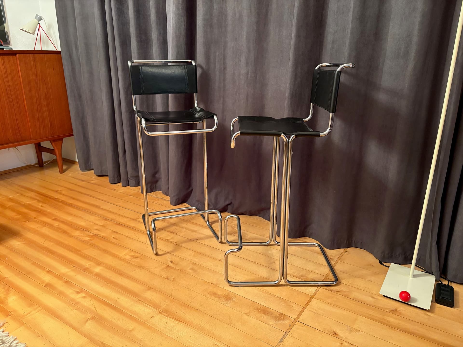 Para krzeseł barowych Linea Veam, skóra naturalna czarna, stal chromowana, Włochy, lata 80. - 131791