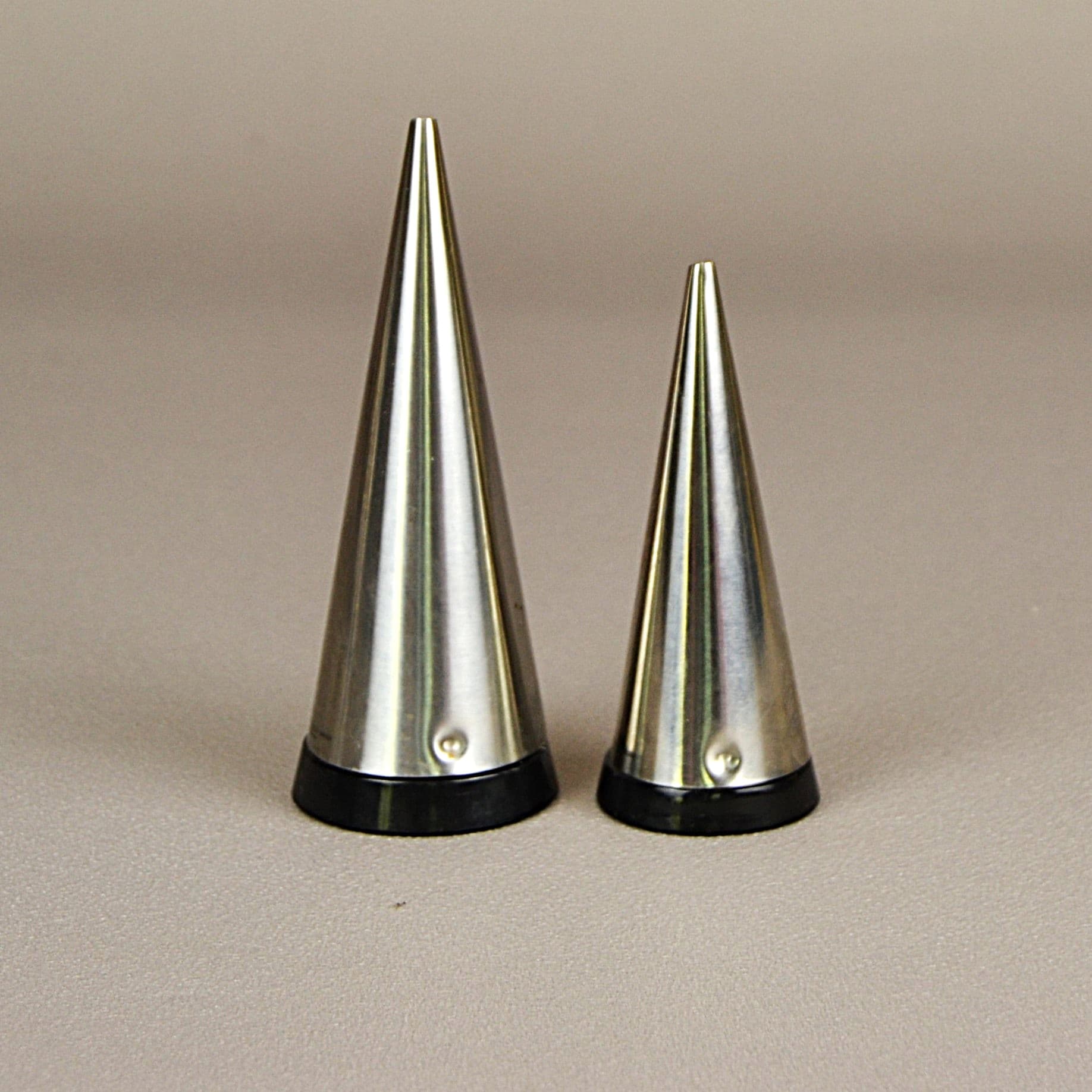 Solniczka i pieprzniczka, srebrny metal, proj. P. Forssell, Gense, Szwecja, lata 90. - 1075