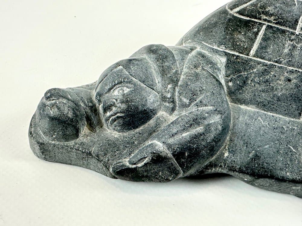 Rzeźba kobiety Inuit, szary steatyt, art. A. Markossie, Kanada, lata 70. - 149830