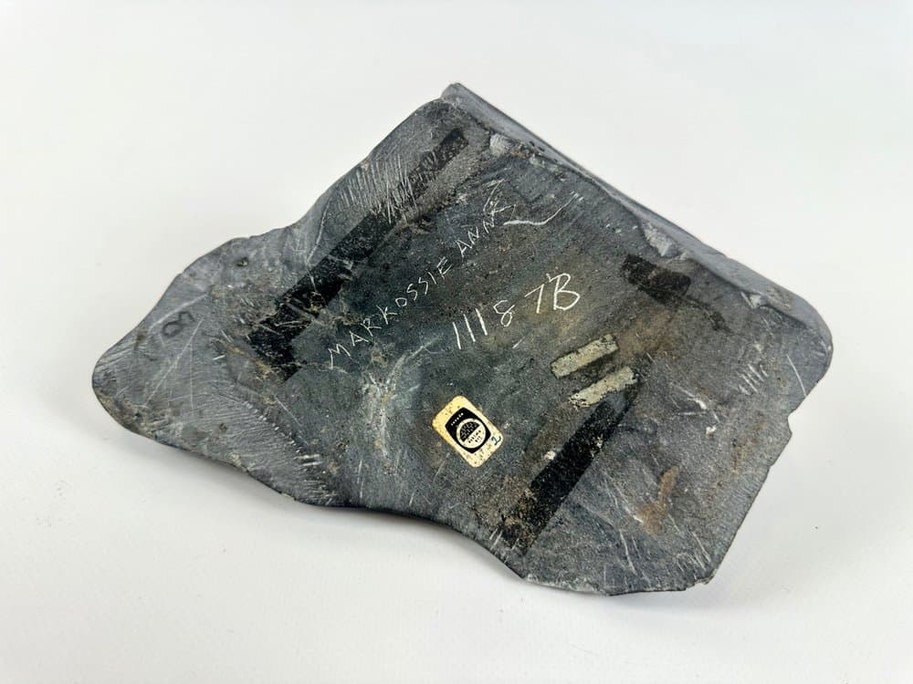 Rzeźba kobiety Inuit, szary steatyt, art. A. Markossie, Kanada, lata 70. - 149835