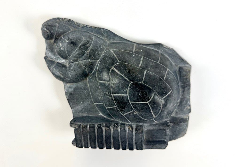 Rzeźba kobiety Inuit, szary steatyt, art. A. Markossie, Kanada, lata 70. - 149829