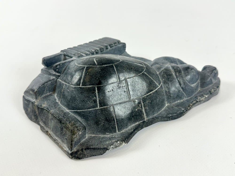 Rzeźba kobiety Inuit, szary steatyt, art. A. Markossie, Kanada, lata 70. - 149831