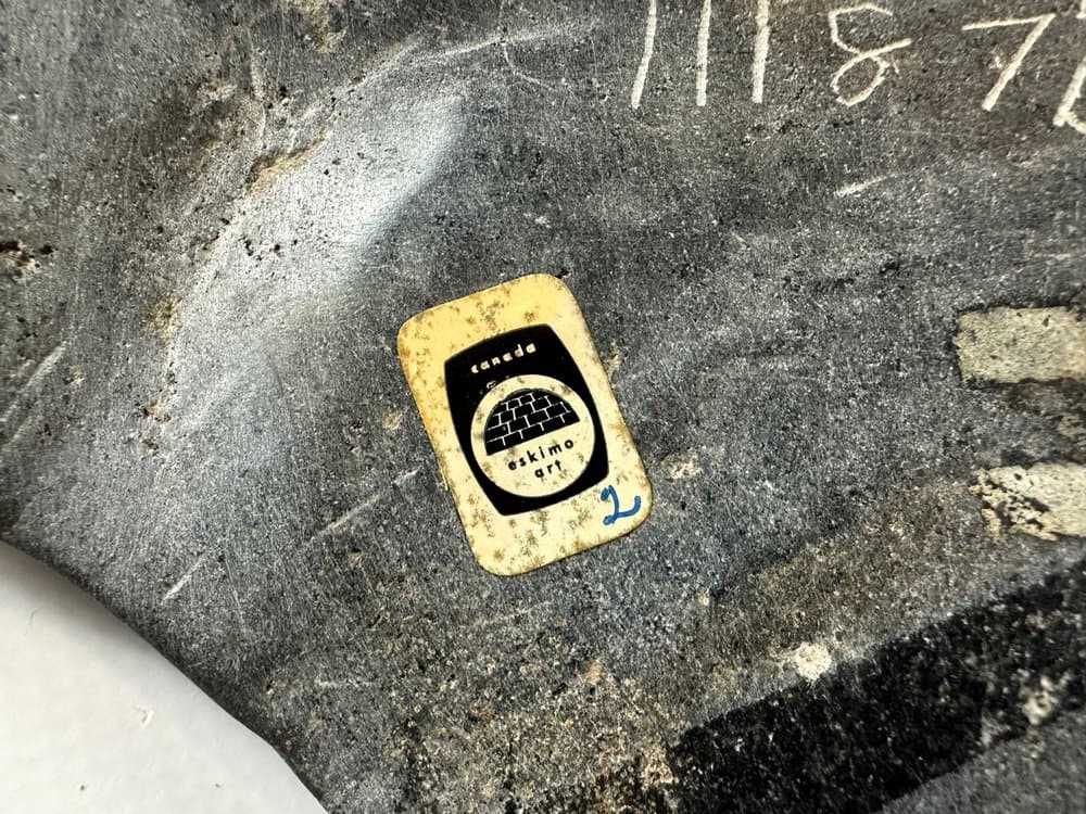 Rzeźba kobiety Inuit, szary steatyt, art. A. Markossie, Kanada, lata 70. - 149836