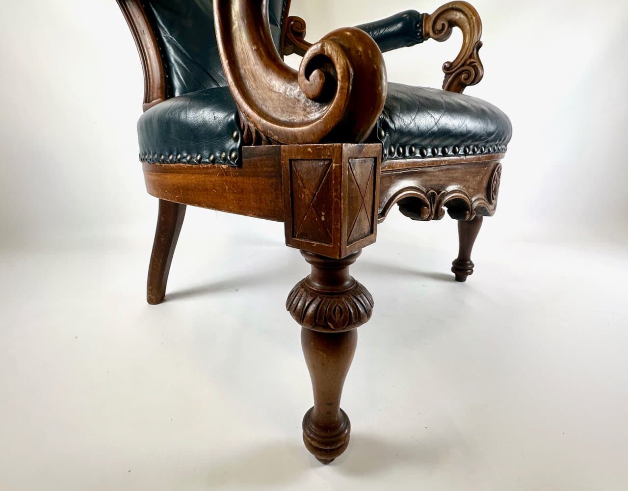 Armchair, blue leather, walnut, France, 19th c. - 150054