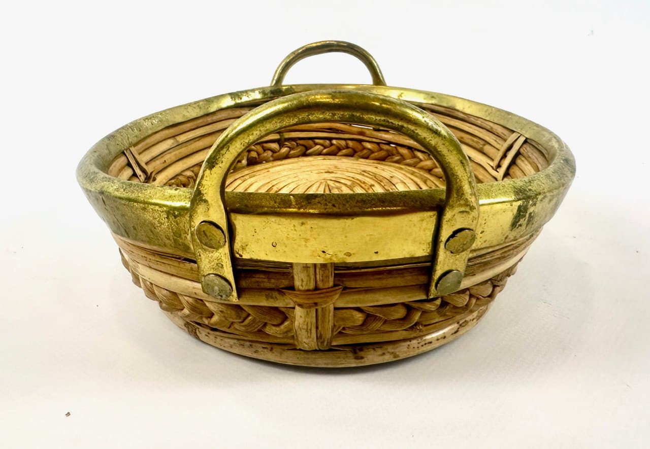 Basket centerpiece, blonde rattan, brass, Italy, 1960s. - 150171