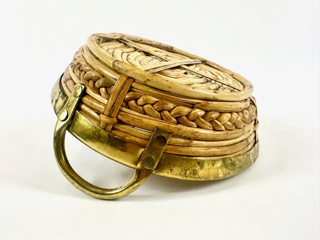 Basket centerpiece, blonde rattan, brass, Italy, 1960s. - 150169