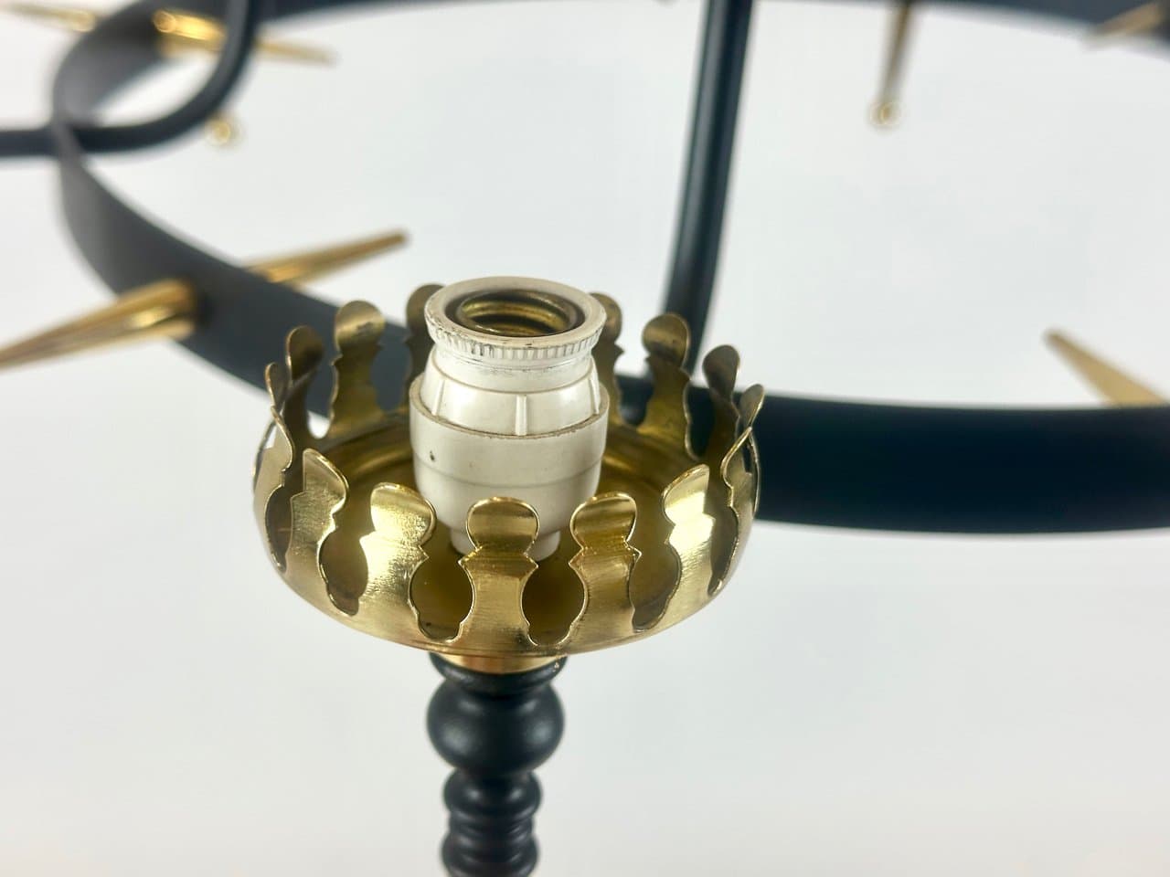 Żyrandol sześcioramienny postmodernistyczny, żeliwo czarne, mosiądz złoty, szkło mleczne, lata 70. - 150495