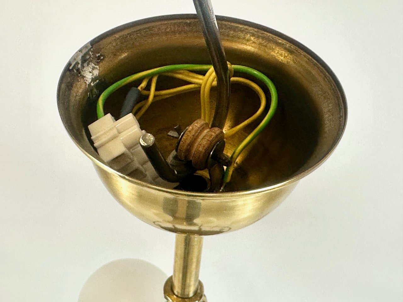 Żyrandol sześcioramienny postmodernistyczny, żeliwo czarne, mosiądz złoty, szkło mleczne, lata 70. - 150496