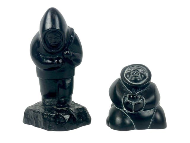 Set of Two Inuit Figurines, black resin, Boma, Canada, 1970s. - DIMENSION