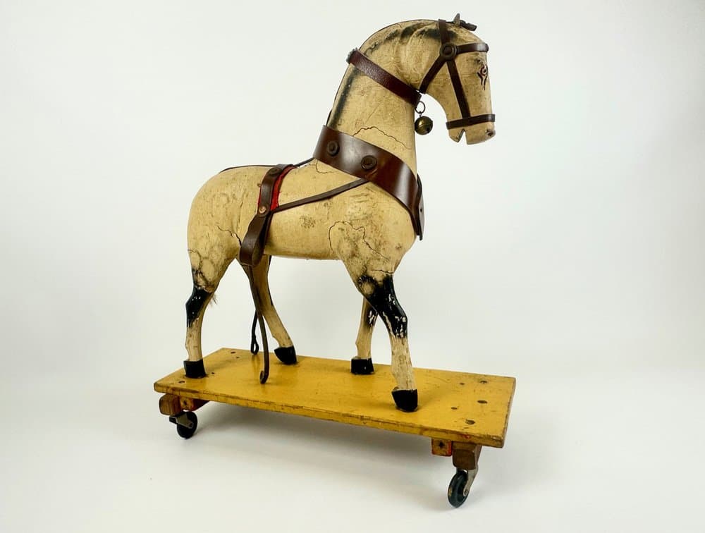 Horse figurine on wheels, beige wood, early 20th c. - 150778