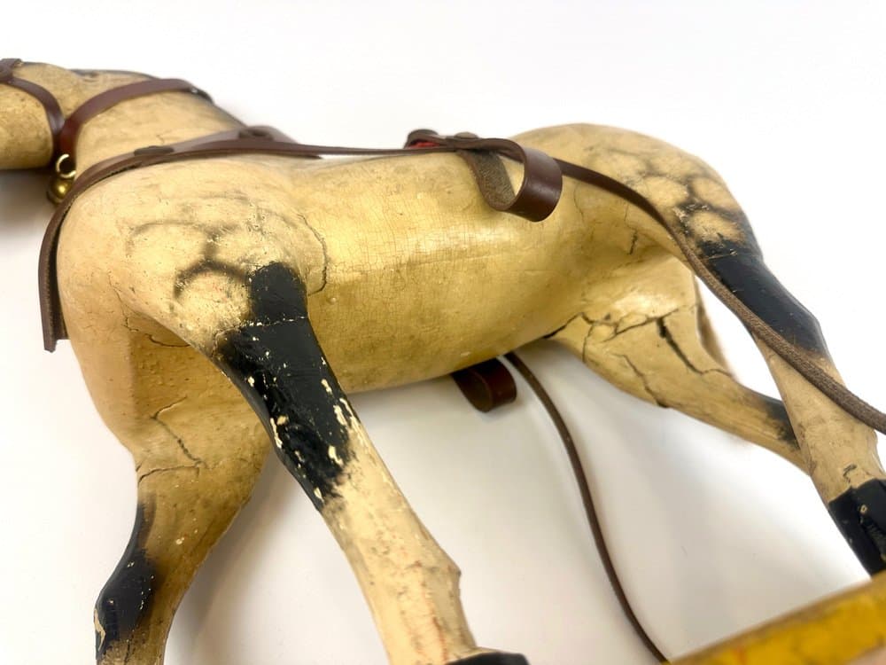 Horse figurine on wheels, beige wood, early 20th c. - 150784