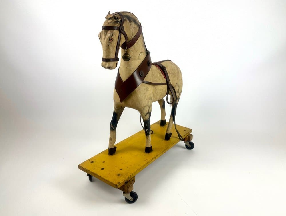 Horse figurine on wheels, beige wood, early 20th c. - 150779