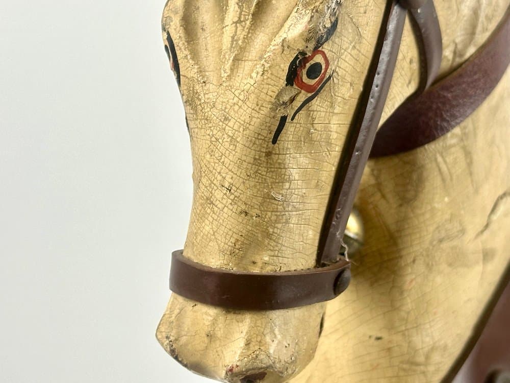 Horse figurine on wheels, beige wood, early 20th c. - 150785
