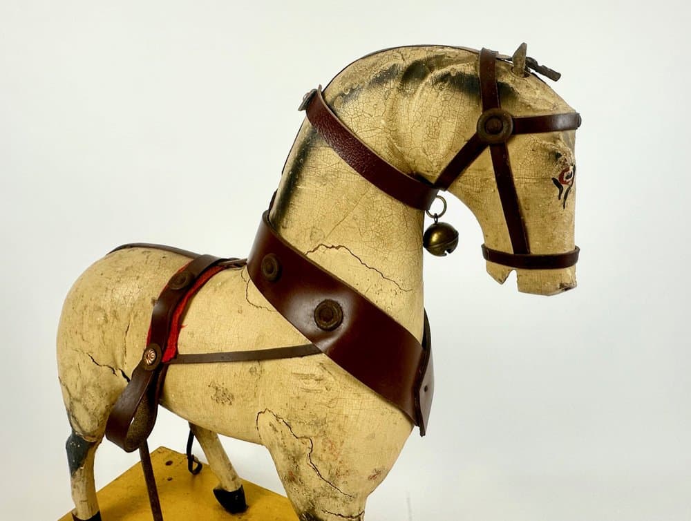 Horse figurine on wheels, beige wood, early 20th c. - 150782