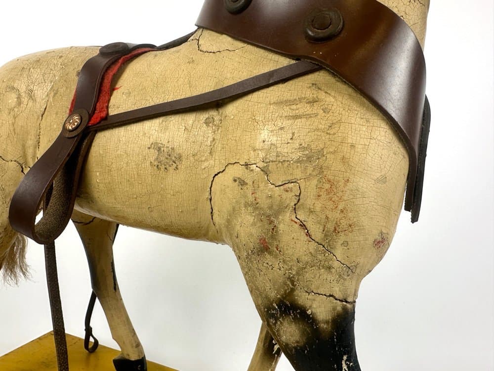 Horse figurine on wheels, beige wood, early 20th c. - 150790