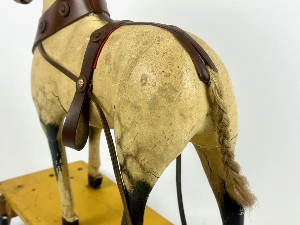 Horse figurine on wheels, beige wood, early 20th c. - 150787