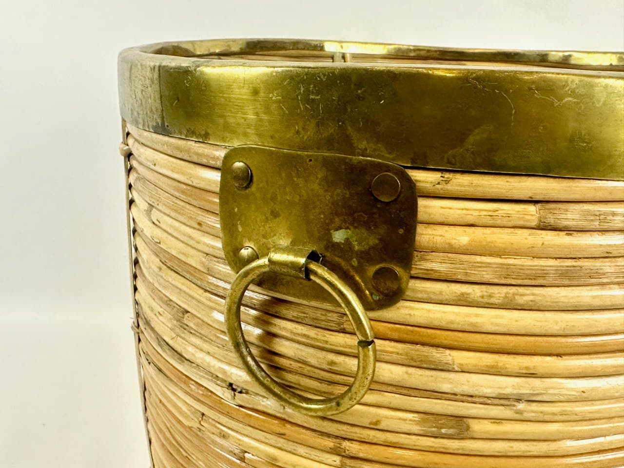 Basket mid-century, beige bamboo, brass, Italy, 1950s - 151288