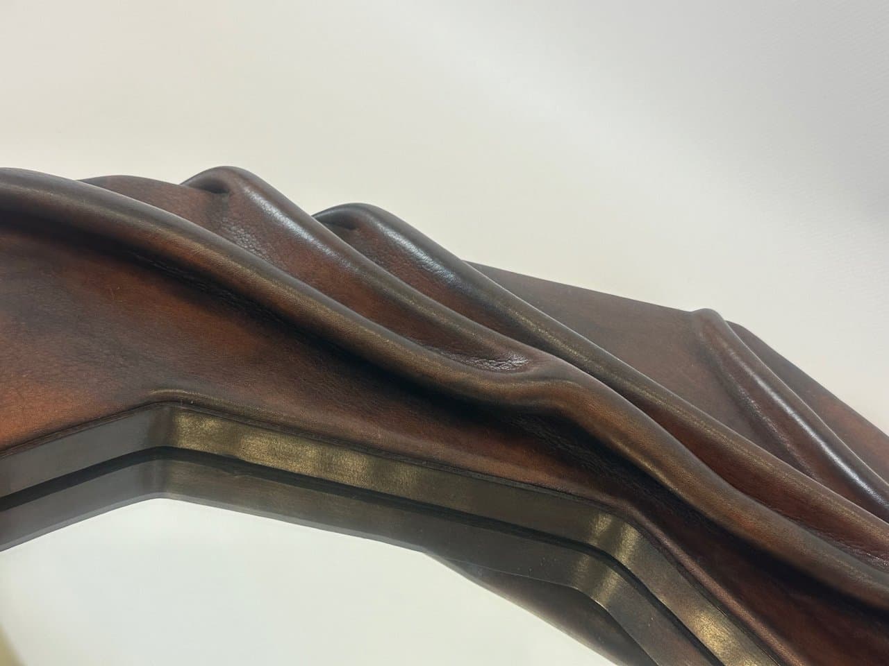 Lustro brutalistyczne, skóra brązowa, szkło, drewno, Polska, lata 70. - 151328