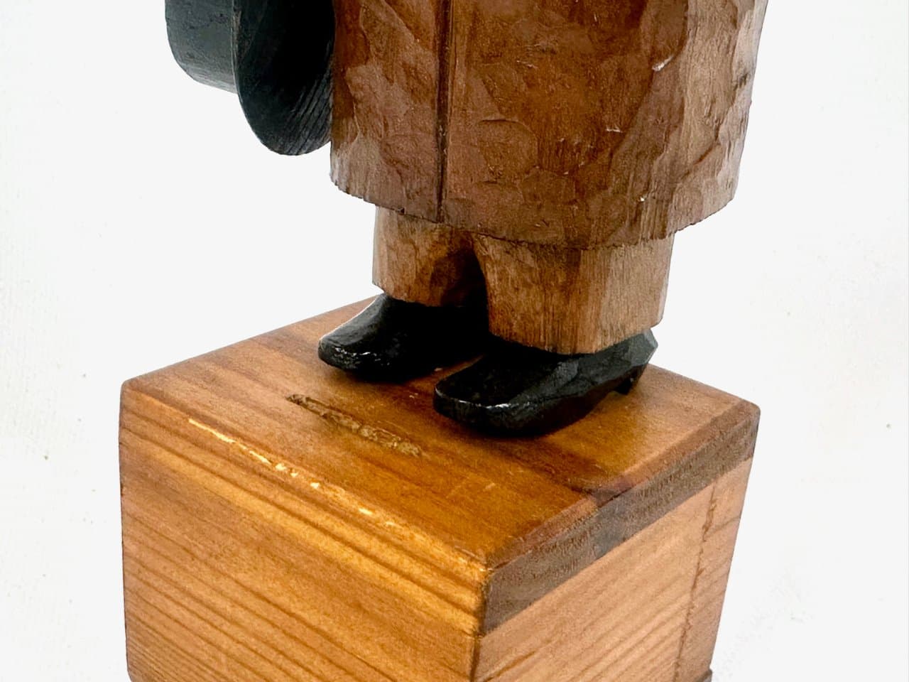 Figura mężczyzny z kapeluszem, brązowy, drewno, Szwecja, lata 10. - 151496