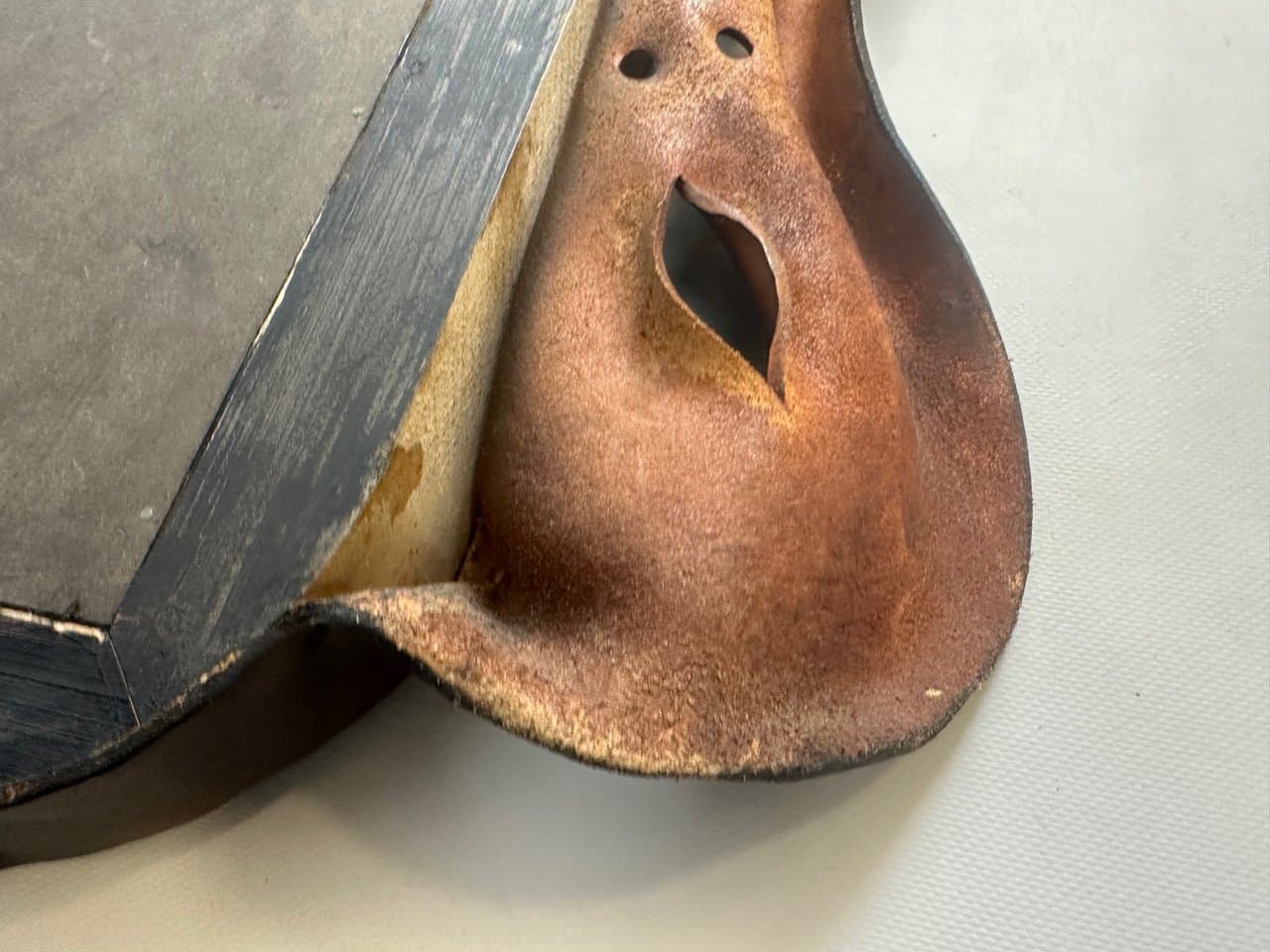 Lustro brutalistyczne, skóra brązowa dark, drewno, szkło, Polska, lata 70. - 151631