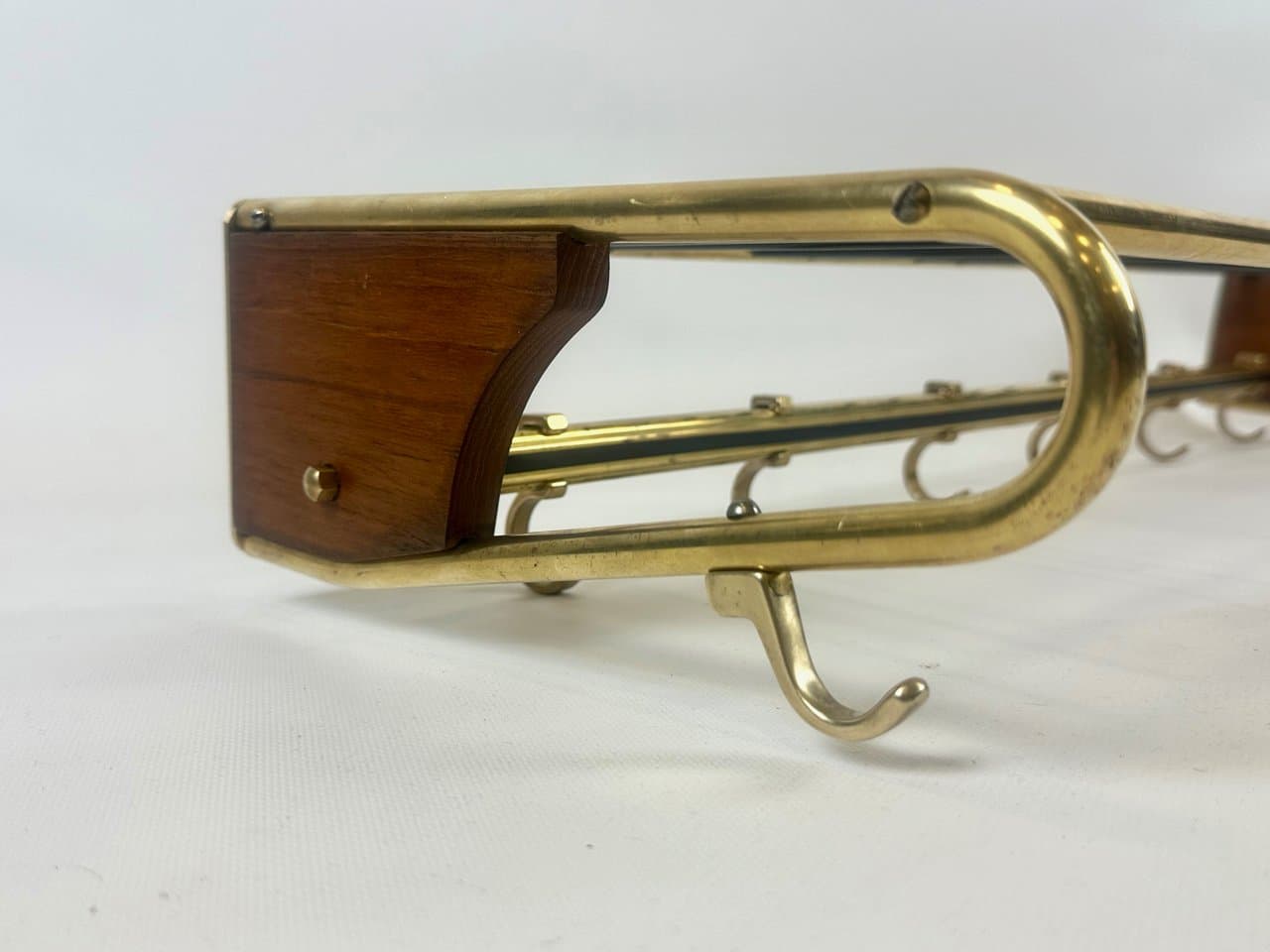 Wieszak stojący, teak ciemnobrązowy, mosiądz złoty, stal czarna, Niemcy, lata 50. - 151955