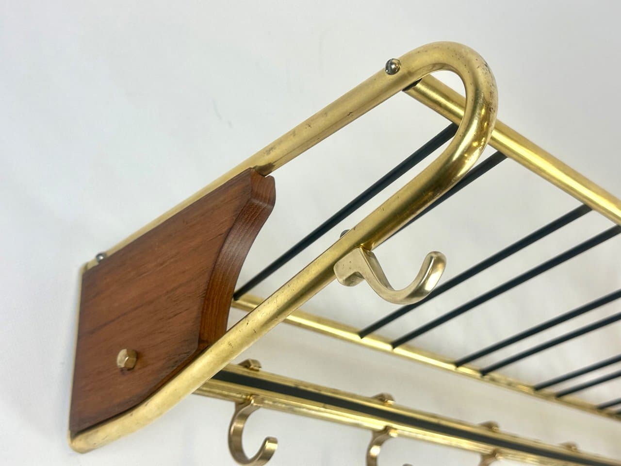 Wieszak stojący, teak ciemnobrązowy, mosiądz złoty, stal czarna, Niemcy, lata 50. - 151945