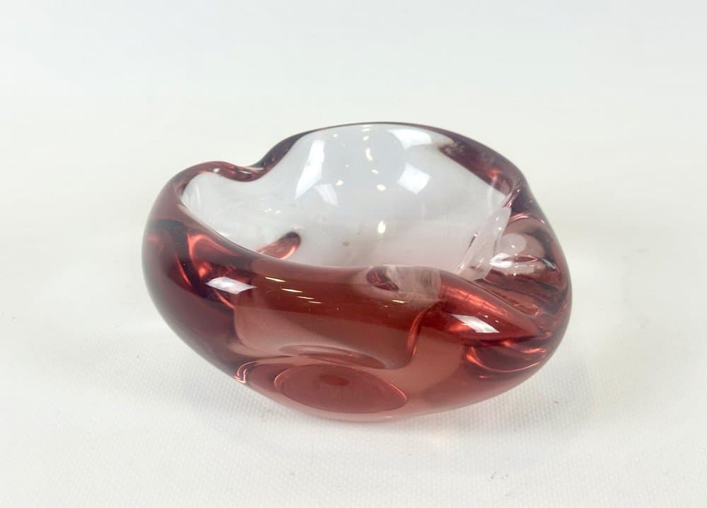 Popielniczka artystyczna, fuksja transparentna, szkło, proj. J. Hospodka, Czechy, lata 60. - 152084