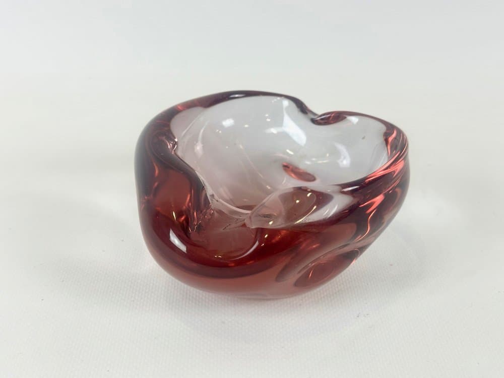 Popielniczka artystyczna, fuksja transparentna, szkło, proj. J. Hospodka, Czechy, lata 60. - 152088