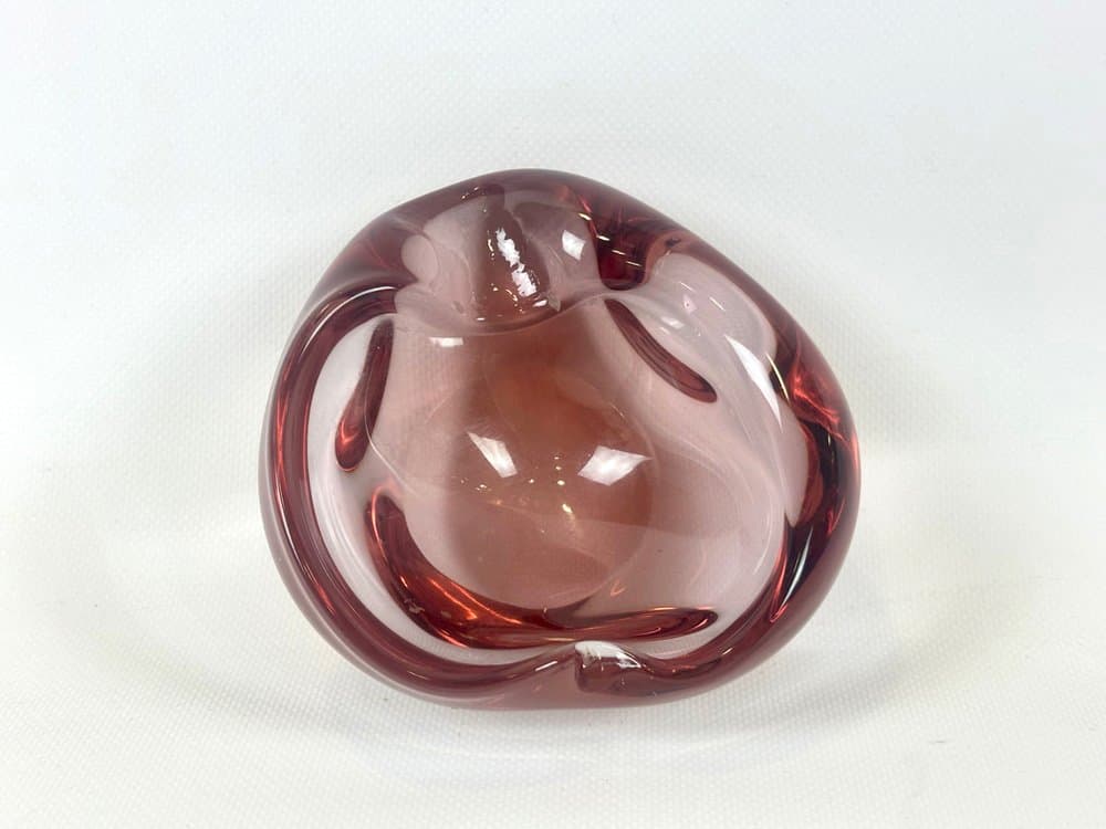 Popielniczka artystyczna, fuksja transparentna, szkło, proj. J. Hospodka, Czechy, lata 60. - 152086