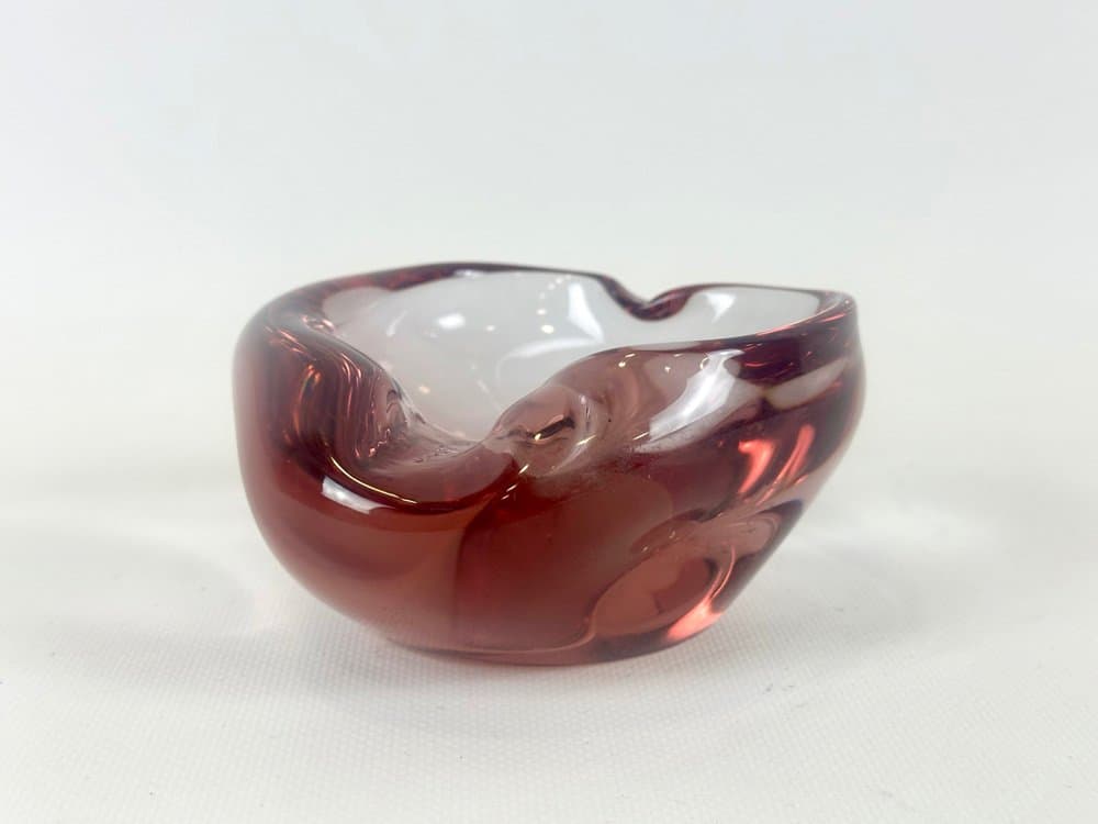 Popielniczka artystyczna, fuksja transparentna, szkło, proj. J. Hospodka, Czechy, lata 60. - 152082