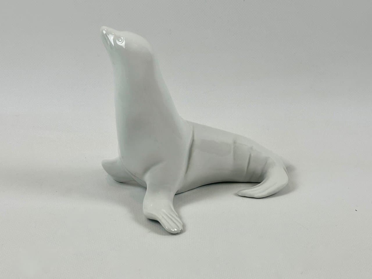 Figurka foka, biały, porcelana, Royal Dux Bohemia, Czechosłowacja, lata 60. - 152231