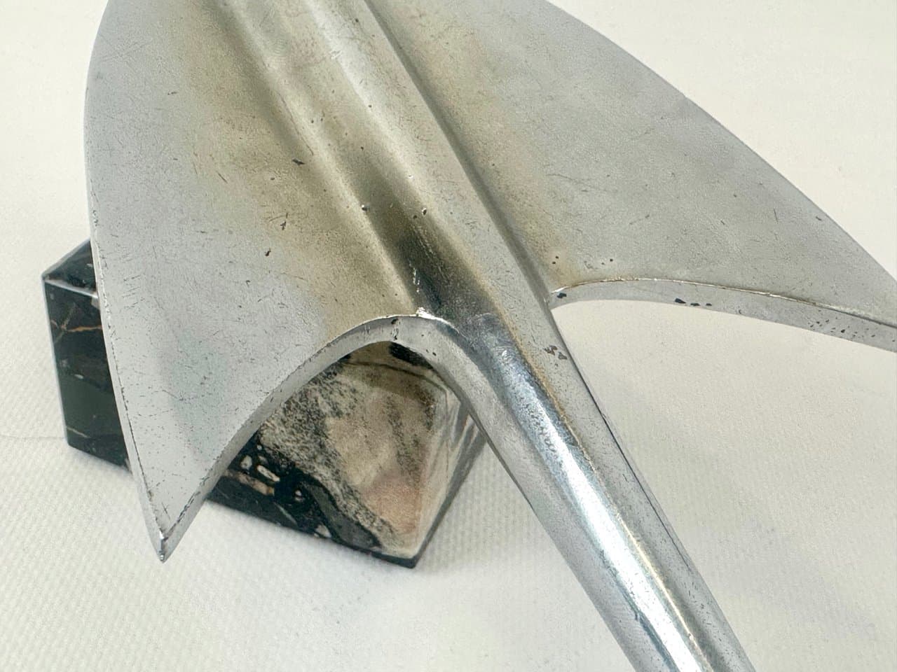 Maskotka samochodowa Art déco Simca Ariane, srebrny, mosiądz niklowany, marmur czarny, Francja, lata 60. - 152380