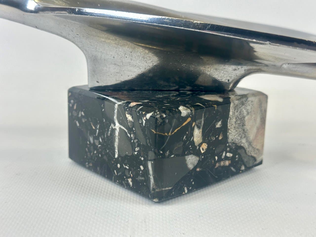 Maskotka samochodowa Art déco Simca Ariane, srebrny, mosiądz niklowany, marmur czarny, Francja, lata 60. - 152381