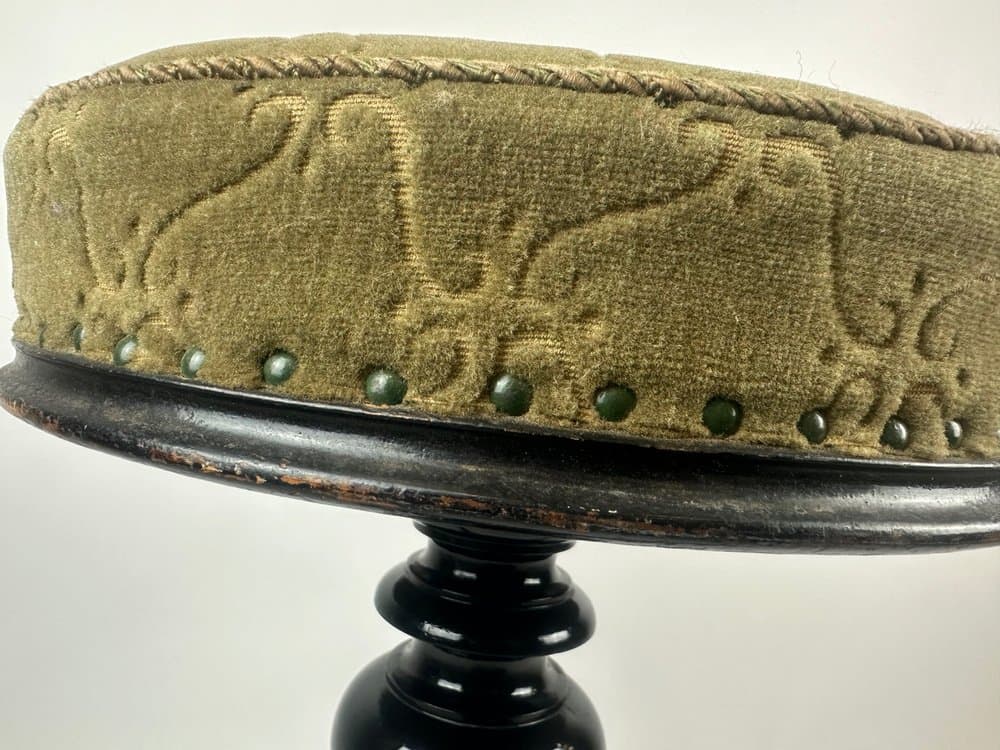 Stołek fortepianowy, oliwkowa tkanina, buk czarny, początek XX w. - 152634