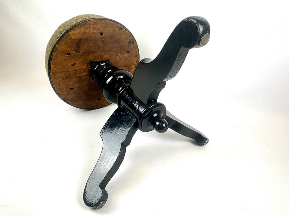 Stołek fortepianowy, oliwkowa tkanina, buk czarny, początek XX w. - 152642