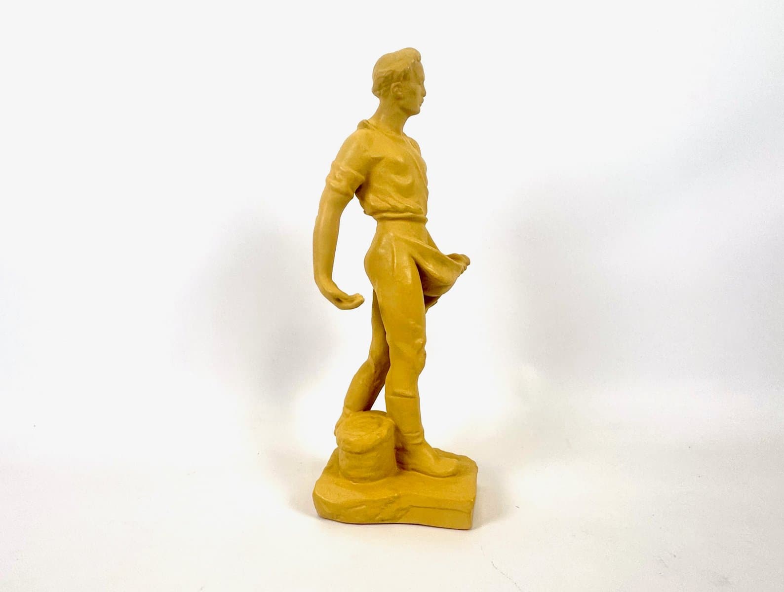 Figurka Siewca, żółty, ceramika, Czechosłowacja, lata 40. - 152844