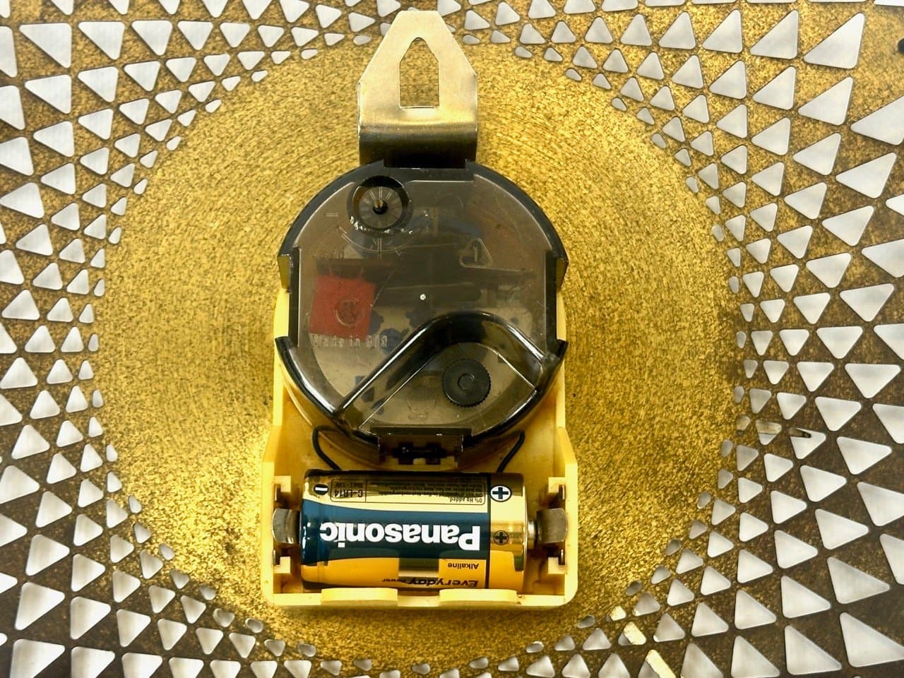 Zegar ścienny, czarny złoty, mosiądz stal, Niemcy, lata 60. - 153085