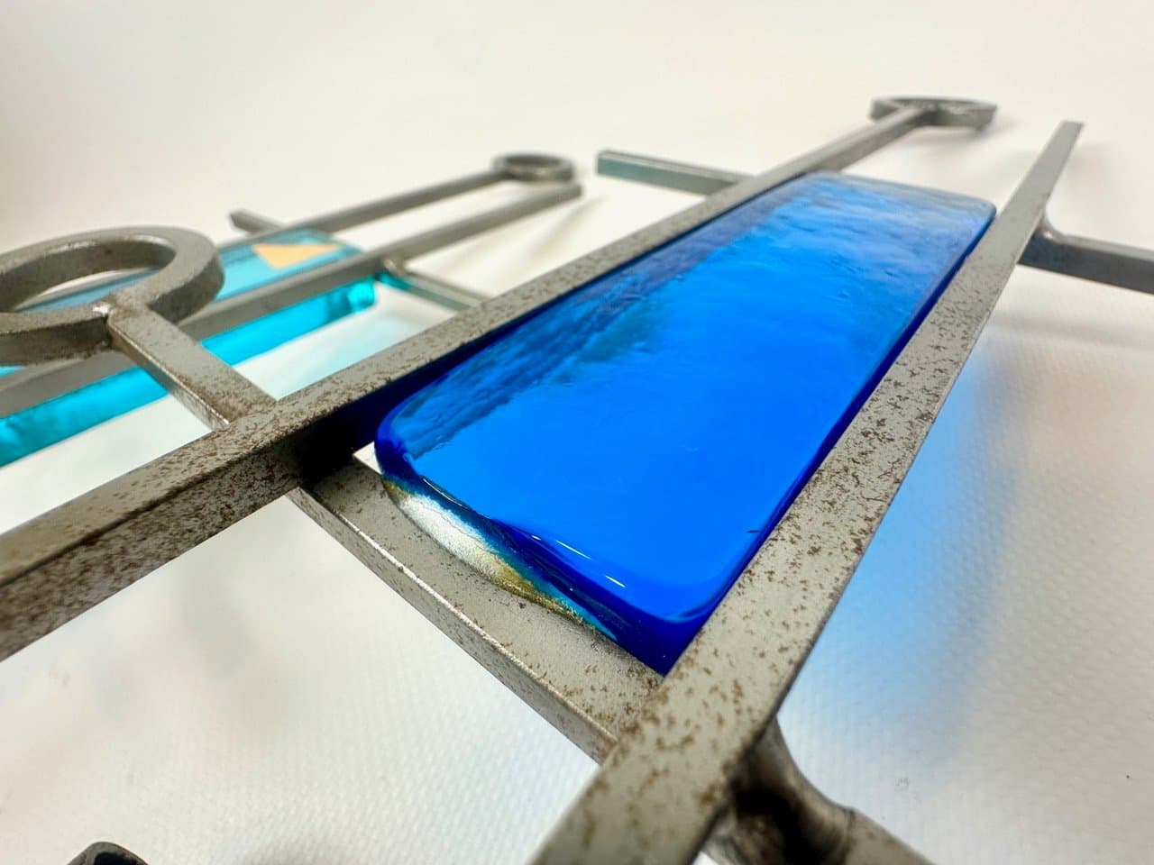 Para świeczników ściennych, modernistyczna, szkło niebieskie, żelazo srebrnoszare, Dania, lata 70. - 153183