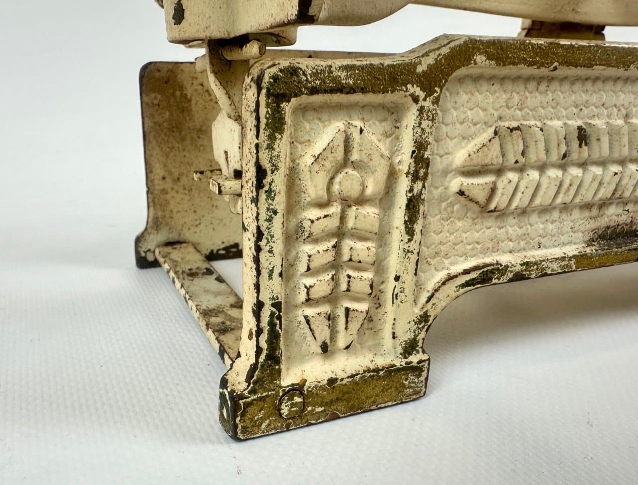 Waga kuchenna Sfinx, Art Nouveau, żeliwo białe kości słoniowej, mosiądz złoty, Czechy, początek XX w. - 153192