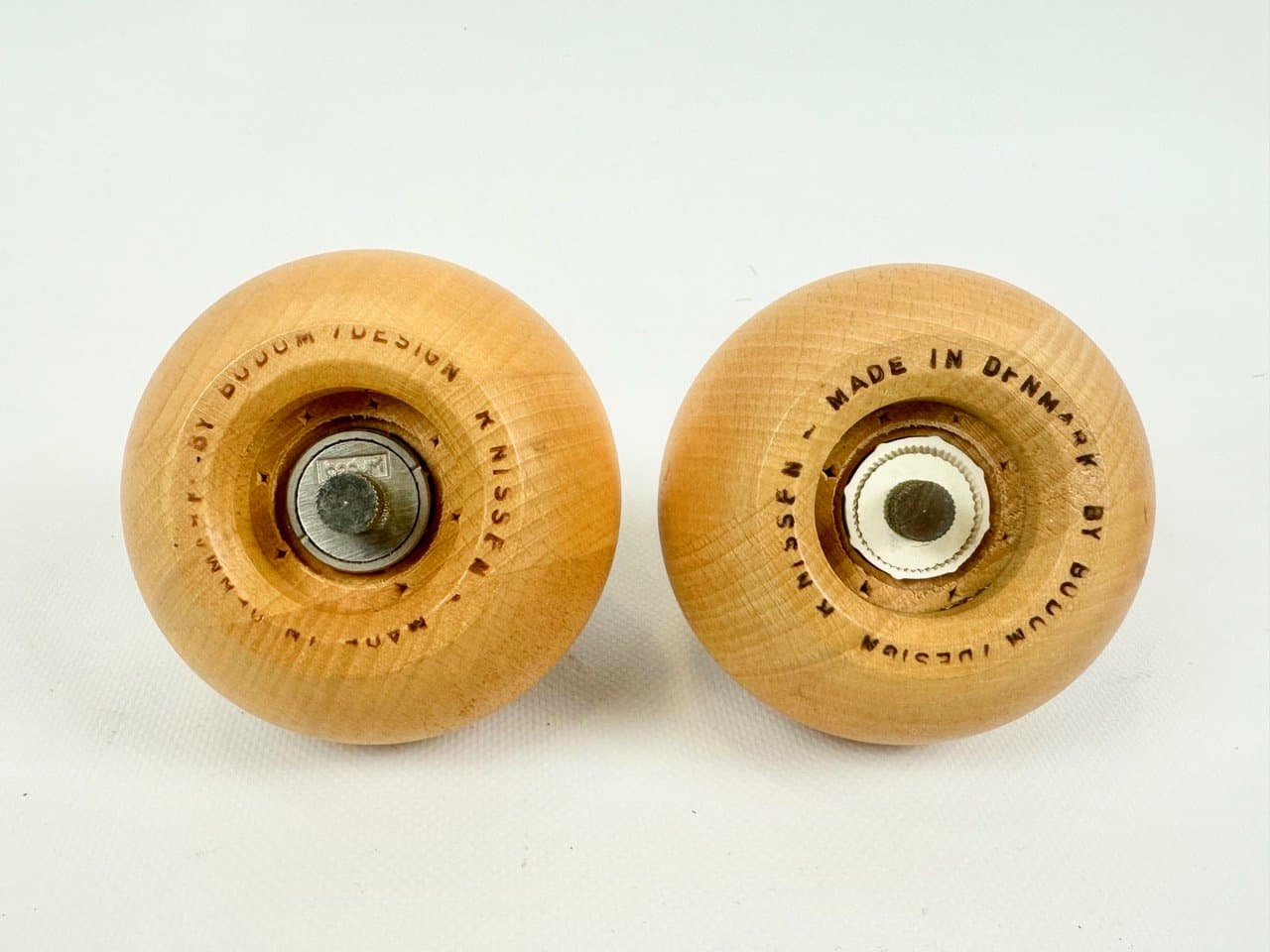 Zestaw młynków Ball Boy, brązowy jasny buk, metal czarny, proj. R. Nissen, C. Jørgensen, Dania, lata 80. - 153289