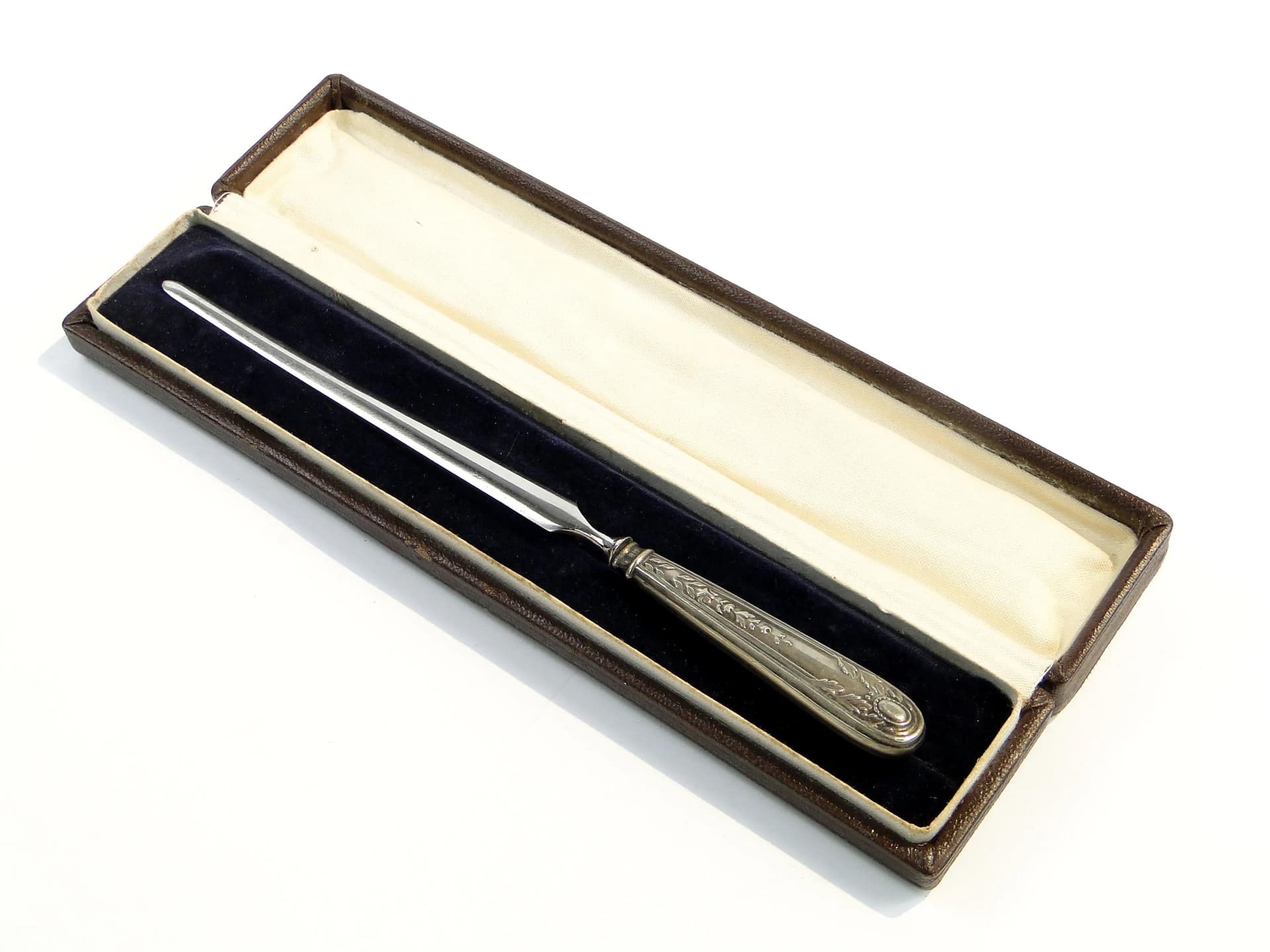 Srebrzysty secesyjny nóż do papieru z girlandami, Francja, lata 80. XIX w. - 9481